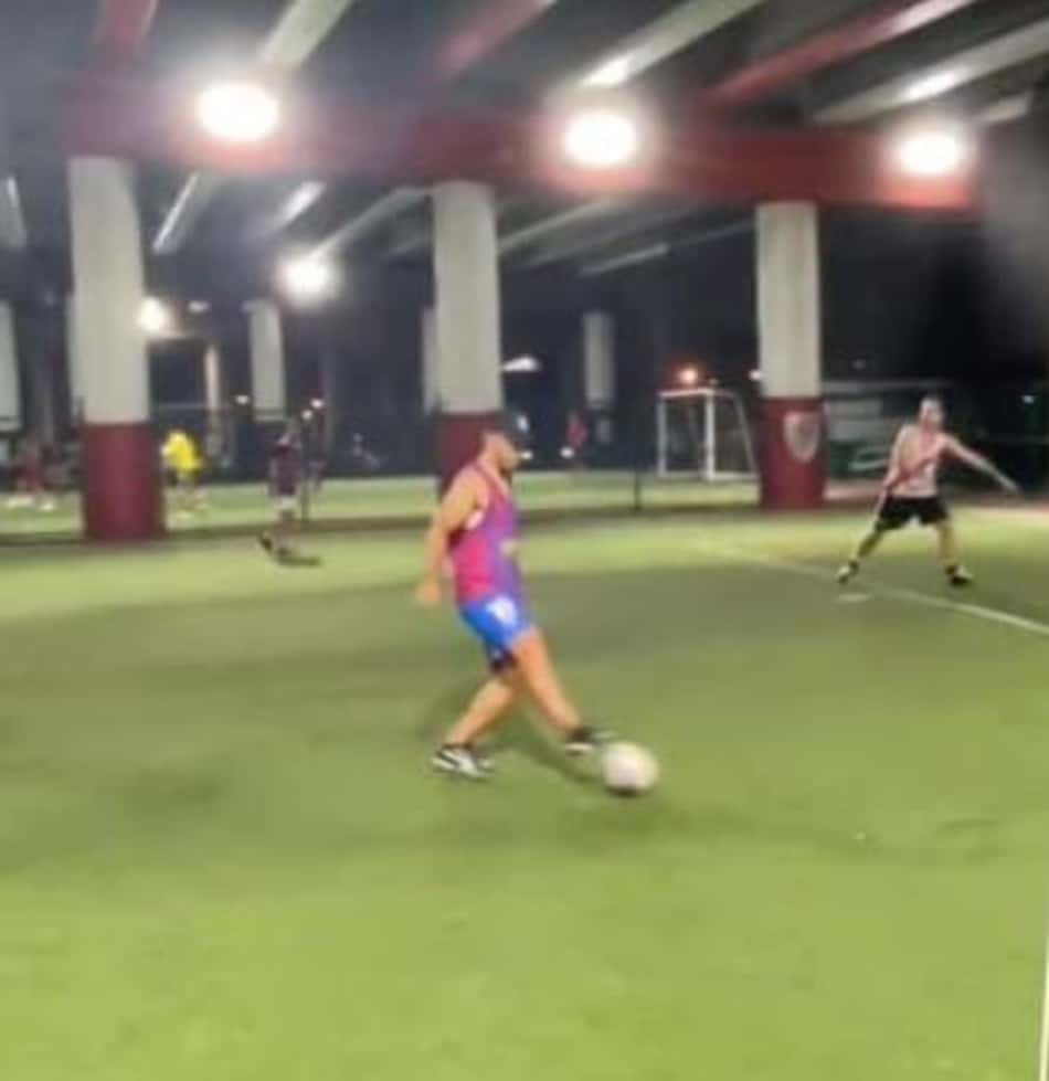 Kun Aguero é flagrado em 'pelada' com amigos
