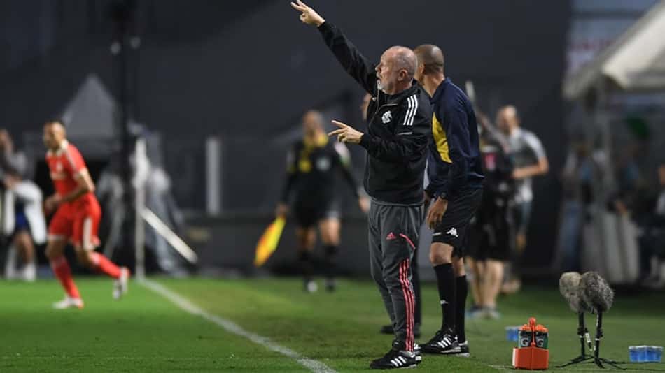 Mano Menezes define substituto de Edenilson para duelo com o Flamengo