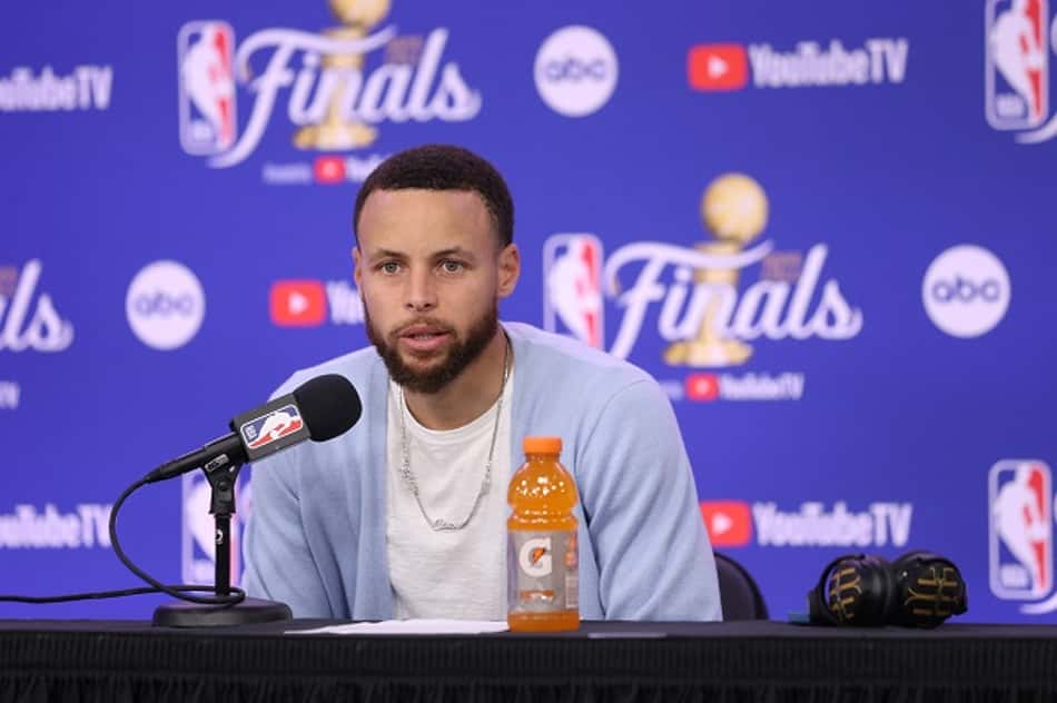 Stephen Curry atualiza sobre lesão sofrida no pé: "fortes dores"