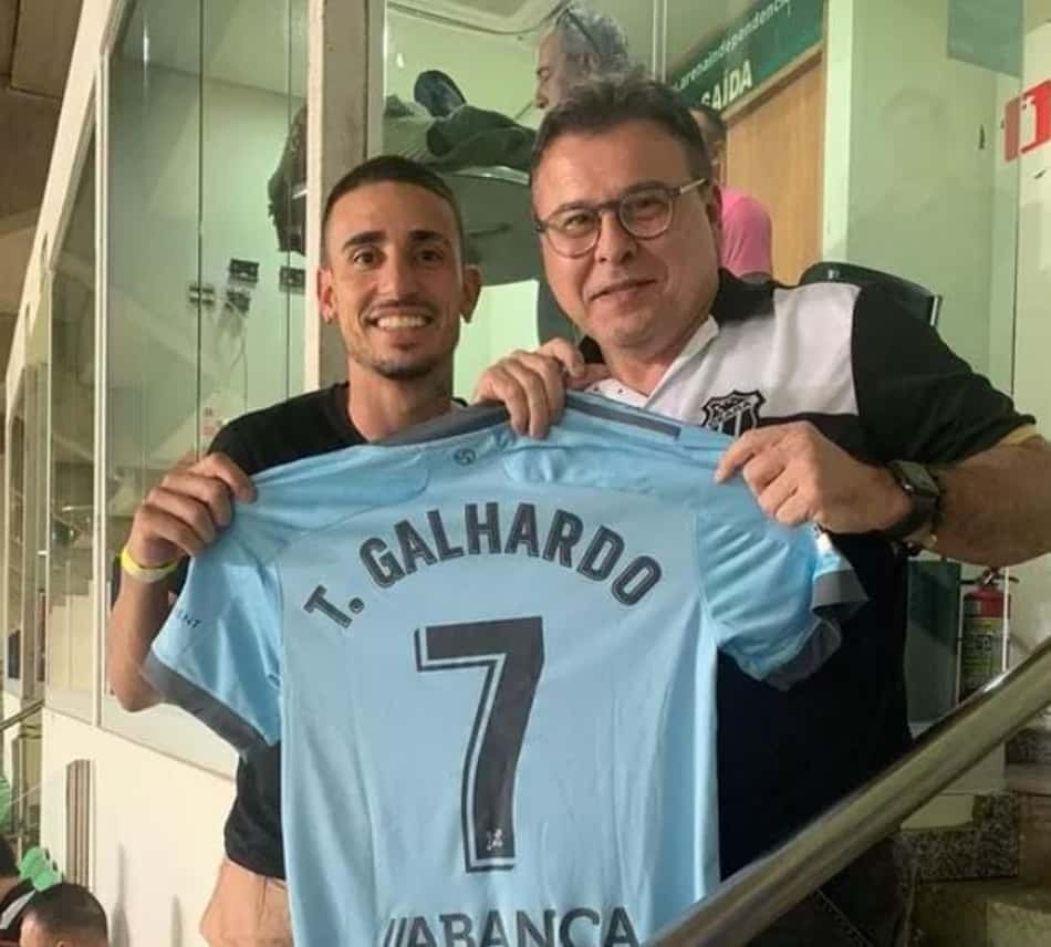 E agora, Inter? Thiago Galhardo assiste a jogo do Ceará ao lado do presidente do clube