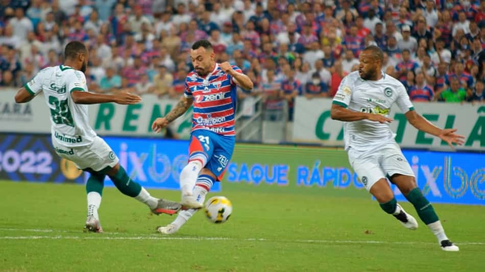 Pedro Raul brilha no final, e Goiás busca empate contra Fortaleza pelo Brasileirão