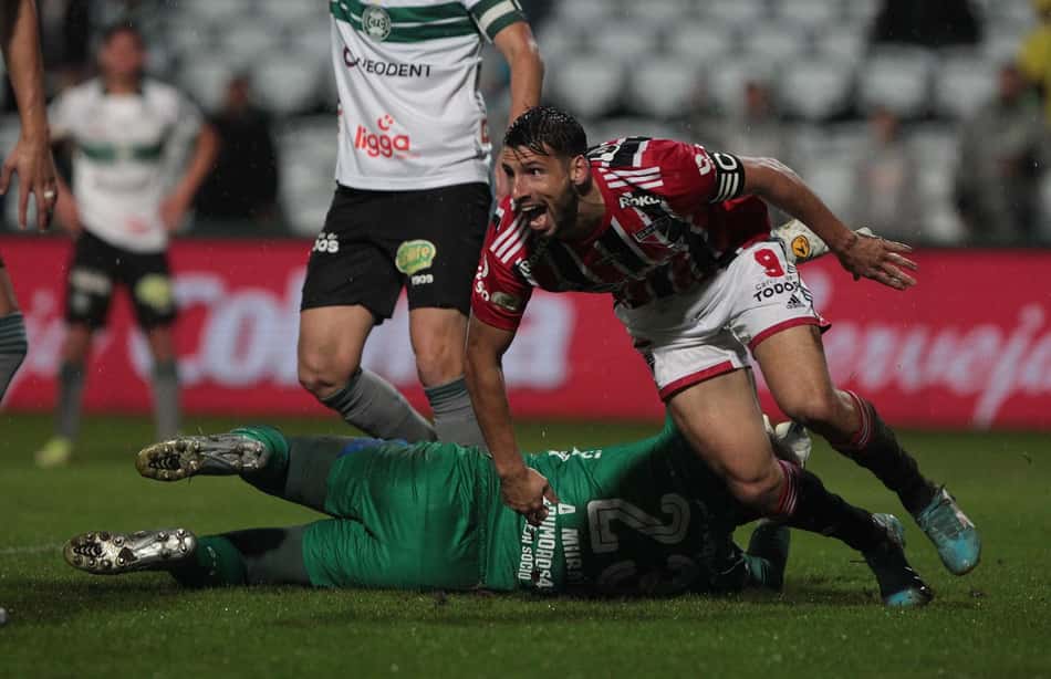Calleri critica atuação do São Paulo no segundo tempo: 'Time que sofre gols não vai ganhar quase nunca'