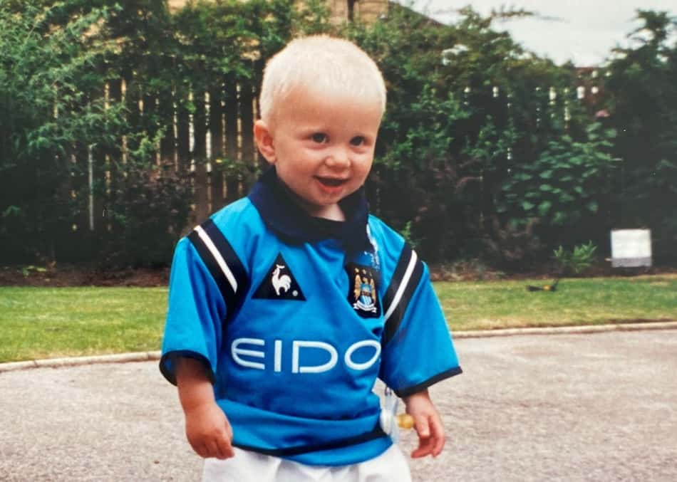 Haaland posta foto com camisa do Manchester City na infância e indica número que deve usar no novo clube