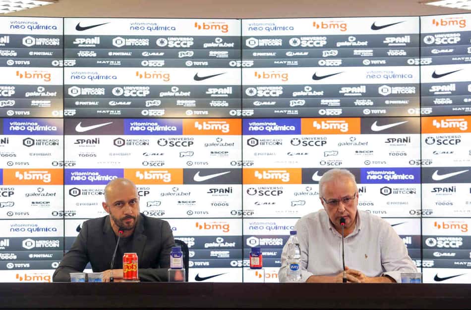 Diretor do Corinthians rebate cobranças das organizadas: 'O que a diretoria tem feito de errado?'