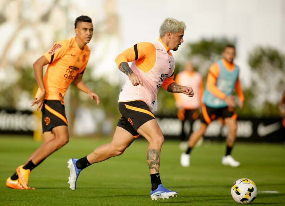 Fagner cita 'dias difíceis' durante recuperação da lesão e prega cautela no retorno ao Corinthians