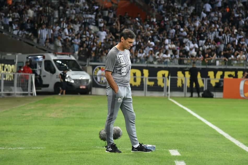 Bustos volta a lembrar 'horrores do VAR' após empate do Santos com o Atlético-MG
