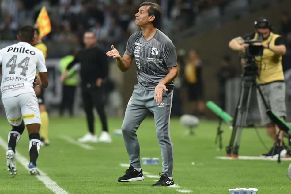 Ângelo é elogiado, mas Bustos prega cautela em retorno aos campos