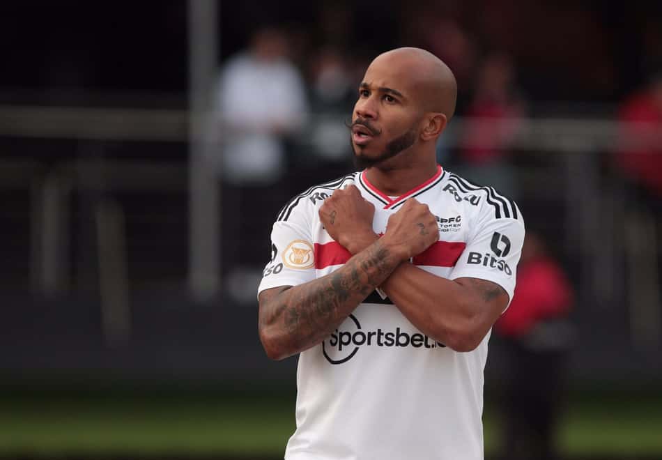 São Paulo supera 'trauma' do 2º tempo, vence o América-MG e encosta nos líderes do Brasileirão