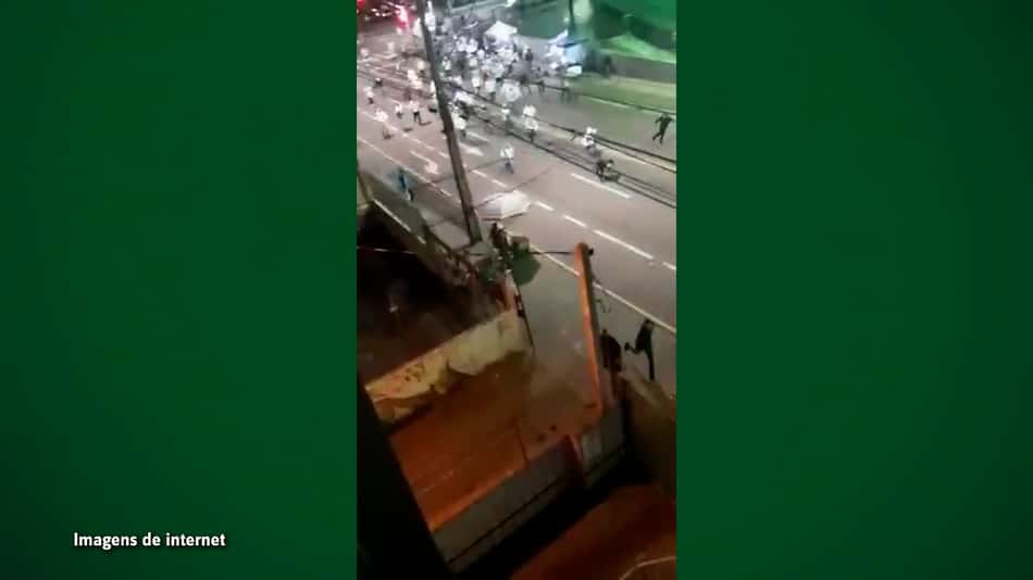 Homem morre após briga entre torcidas organizadas de Coritiba e Palmeiras no Couto Pereira