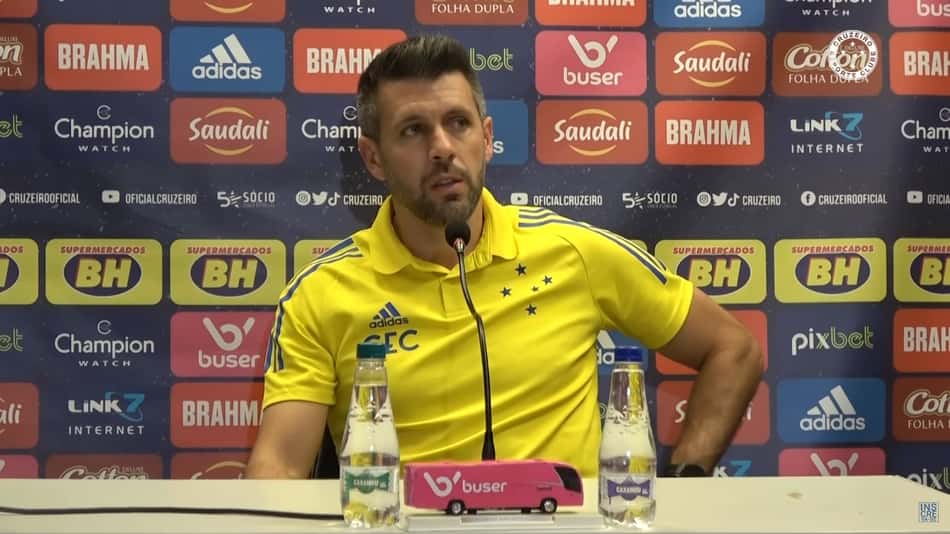 Paulo Pezzolano critica arbitragem e diz achar que Cruzeiro não mereceu perder