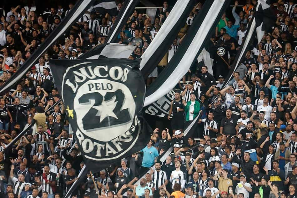 Torcida do Botafogo canta 'time sem vergonha' após derrota para o Avaí