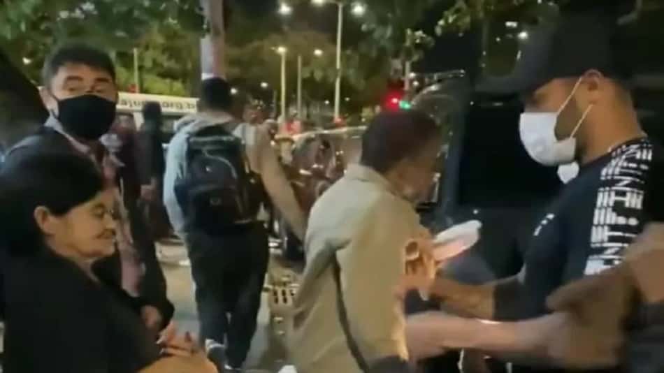 Craque do Atlético-MG, Hulk distribui marmitas e cobertores para pessoas em situação de rua