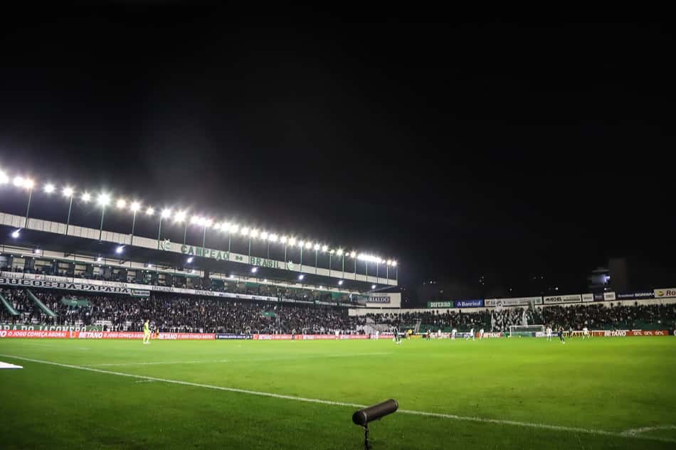 Juventude realiza reforma no gramado do Alfredo Jaconi