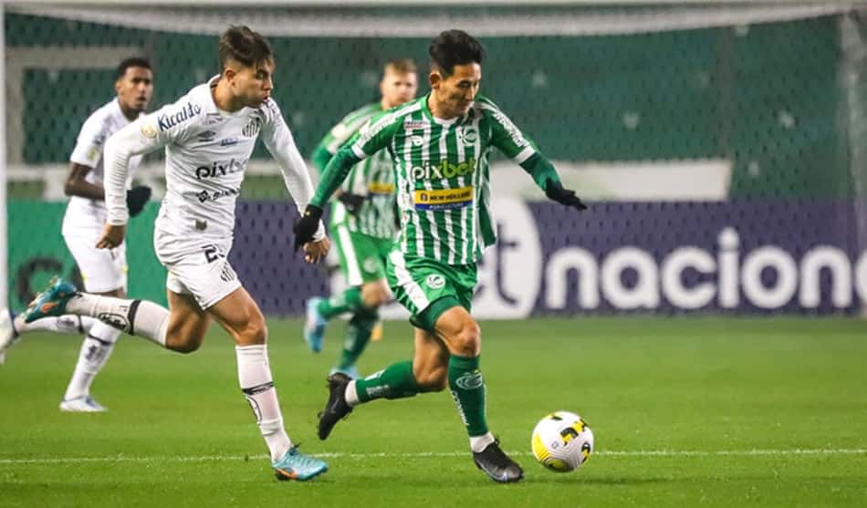 Bustos cita novo erro em gol sofrido e promete melhora na bola aérea