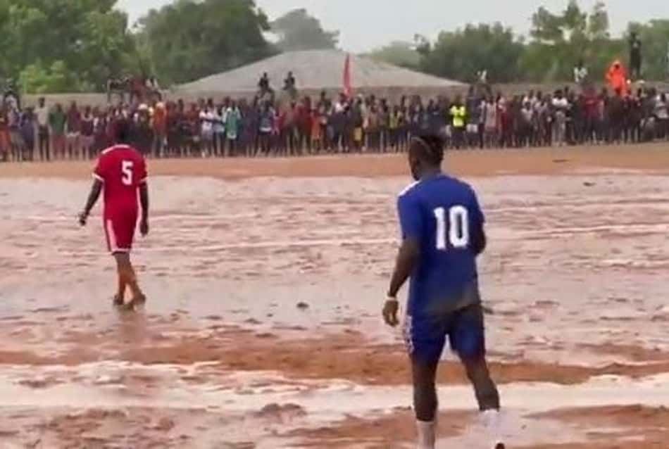 Craque do Liverpool, Sadio Mané joga pelada em sua aldeia natal