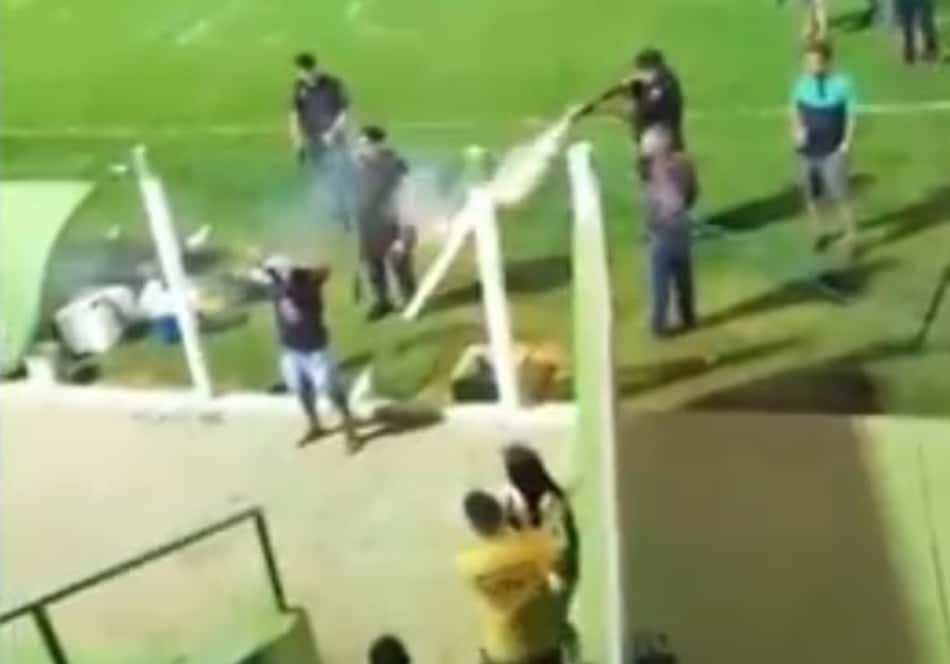 Policial atira em homem rendido dentro de estádio e torcida filma o momento