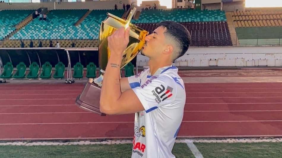 Volante do Foz do Iguaçu celebra título e acesso para a elite do futebol paranaense