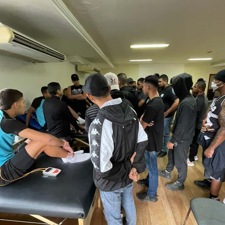 Membros de organizada do Botafogo dizem que receberam autorização para entrar no CT; clube nega