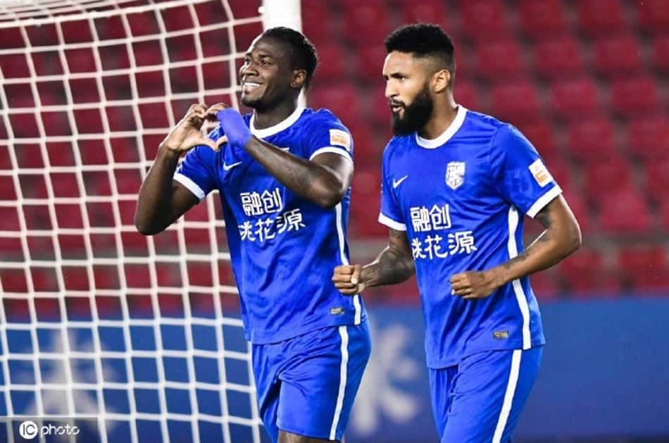 Markão se destaca na China com dois gols e comanda vitória do Wuhan Three Towns em clássico