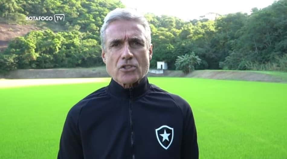 Em vídeo, Luís Castro condena violência e pede união: 'Todos juntos podemos fazer um grande Botafogo'