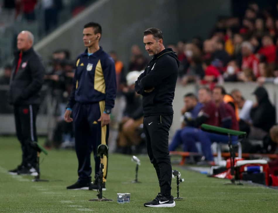 Vítor Pereira reconhece que descontrole emocional prejudicou o Corinthians, mas exalta jovens