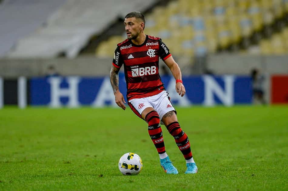 Arrascaeta vira baixa no Flamengo para o duelo com Corinthians