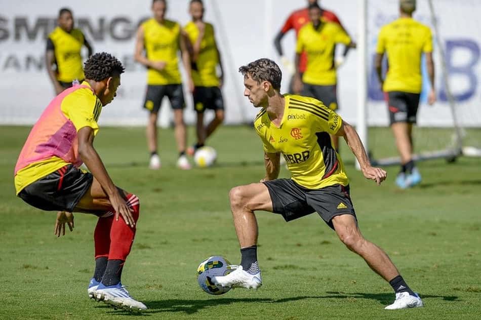 Zagueiro treina com o grupo e reforça o Flamengo contra o Atlético-MG