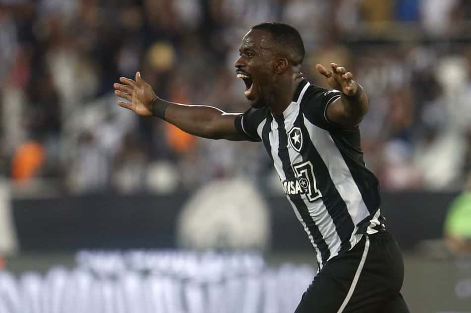 Kayque agradece apoio da torcida e marca primeiro gol pelo profissional do Botafogo: 'Dedico a esse grupo'