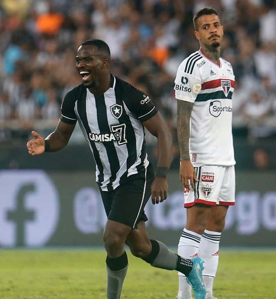 Botafogo vence o São Paulo, espanta a crise e sai do Z4 do Brasileirão