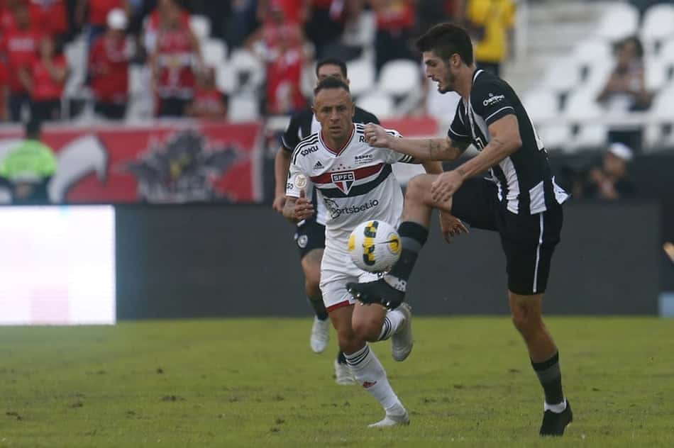 Lucas Piazon celebra vitória e retorno como titular: 'Me sinto preparado para lutar pelo Botafogo'