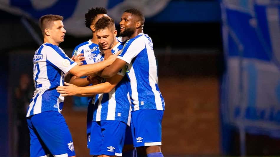 Com dois de Bissoli, Avaí vence Fortaleza, sobe na tabela e se aproxima do G4 do Brasileirão