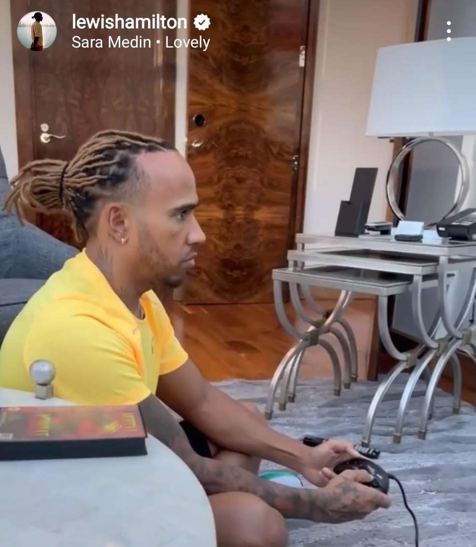 Lewis Hamilton se diverte com jogo de Ayrton Senna: 'Ainda amo'