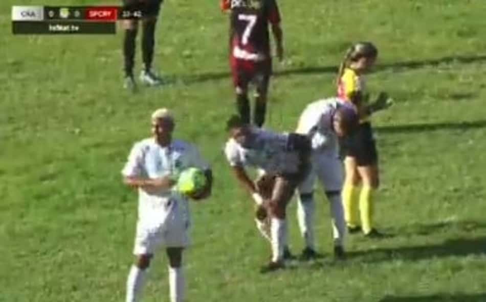 Jogador cai em formigueiro e precisa de ajuda para fugir de 'ataque'; assista