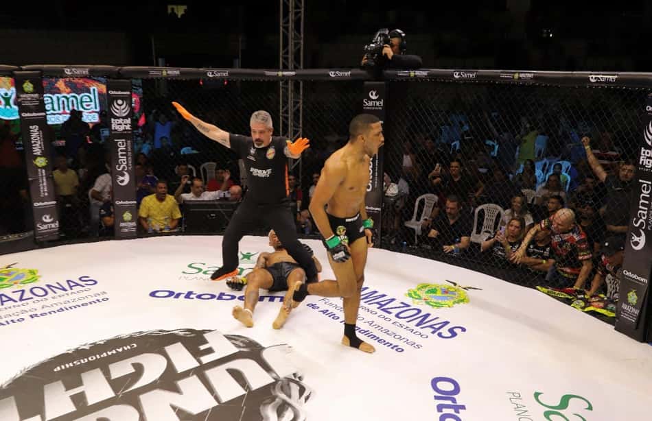 Júlio Pereira mantém cinturão do Jungle Fight em noite de finalizações e nocautes