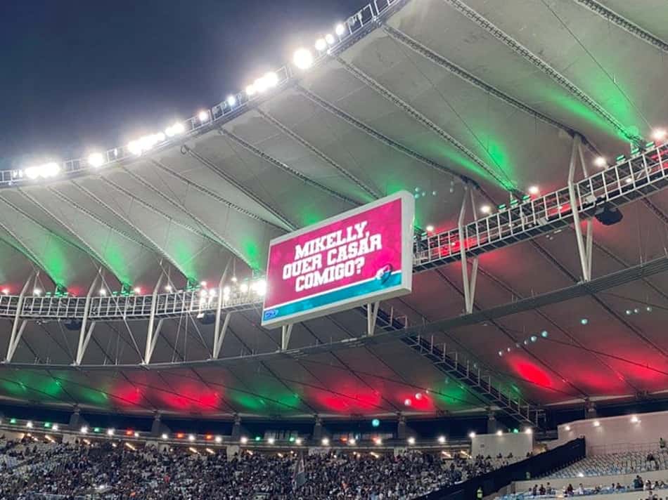 Torcedor do Fluminense faz surpresa para namorada e realiza pedido de casamento no telão do Maracanã
