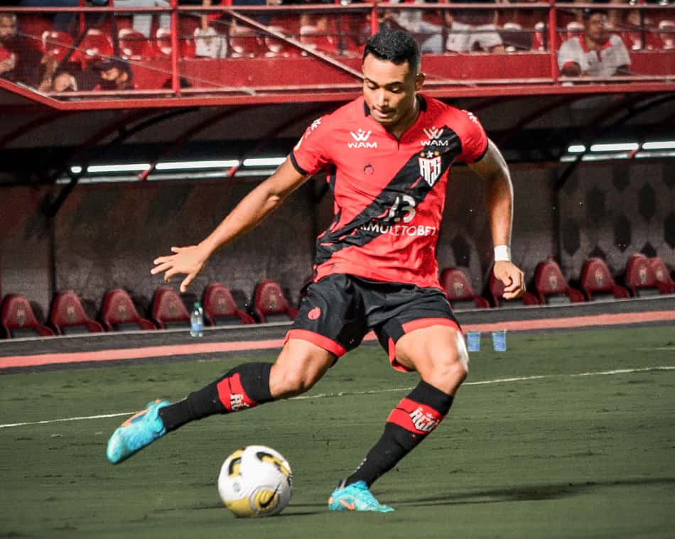 Decisivo contra o Juventude, Airton do Atlético-GO, já foca no clássico contra o Goiás