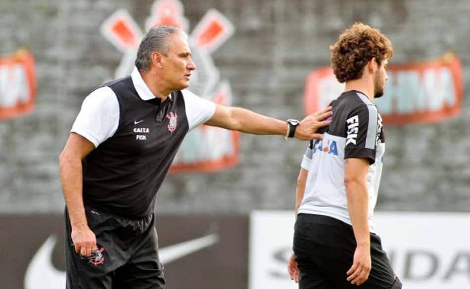 Tite admite aborrecimento com Pato por pênalti perdido em eliminação do Corinthians: 'Fiquei muito p…'