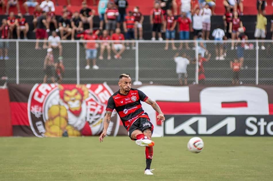 Voltando de suspensão, Alemão cita foco em reabilitação do Vitória