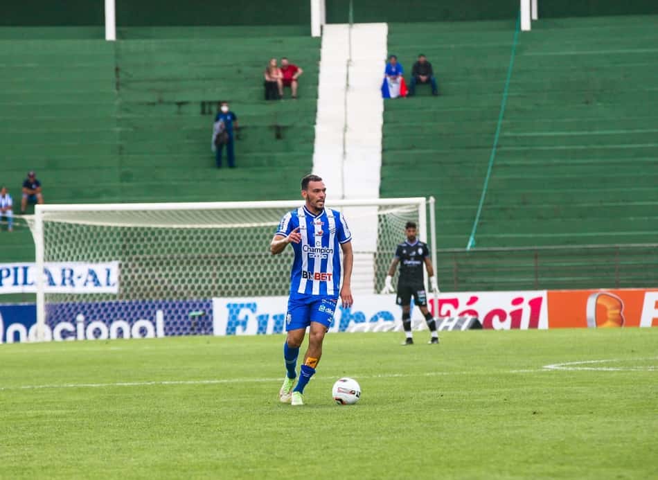 Wellington projeta partida diante do Grêmio e analisa momento do CSA
