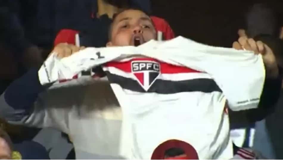 Símbolo da revolta, MC recupera camisa do São Paulo arremessada: 'Vai virar amuleto'