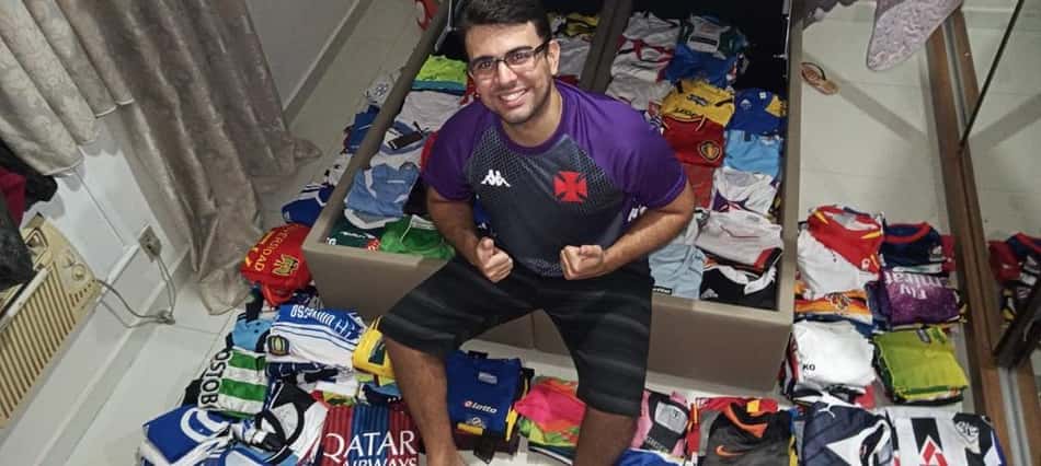 Torcedor do Vasco tem coleção de mais de 1000 camisas de futebol