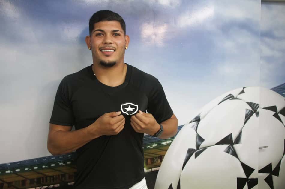 El Toro fica! Botafogo renova com Erison até 2025