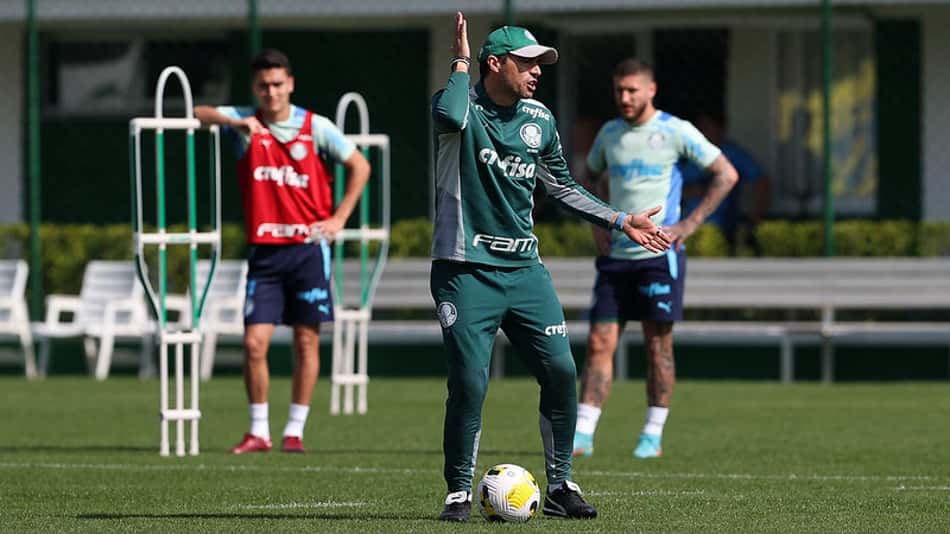 Com Abel no comando, Palmeiras aprimora jogadas antes de embarcar para Florianópolis