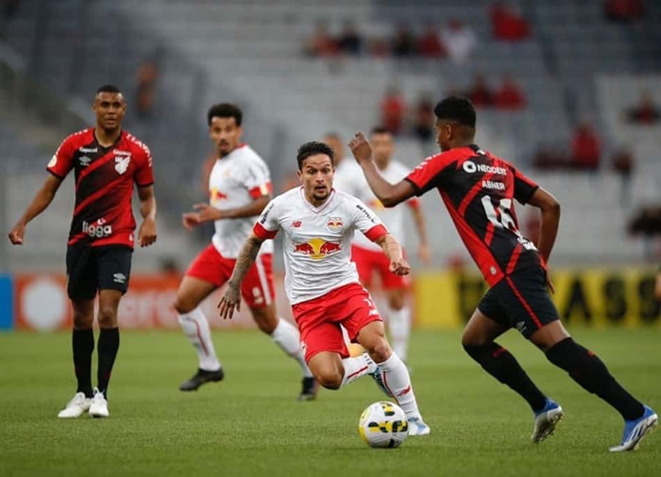 Athletico atropela o Red Bull Bragantino e segue no G4 do Brasileirão