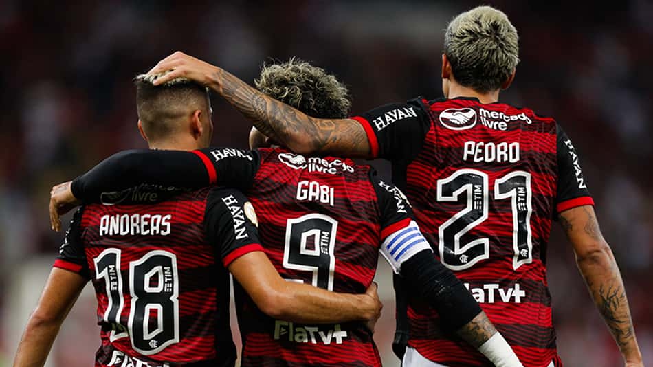 Entre vaias e aplausos, Flamengo vence o América-MG e se afasta do Z4 do Brasileirão