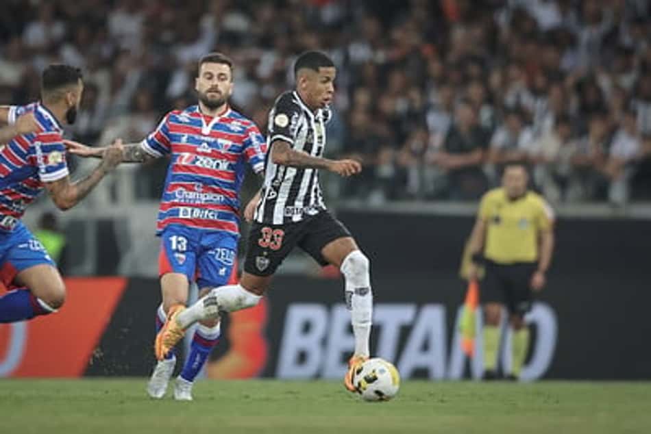 Vendido ao Grupo City, Sávio deixa o campo emocionado após virada do Atlético-MG