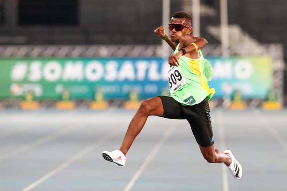 Danielzinho vibra com a vitória nos 10.000 do Troféu Brasil de Atletismo. (Divulgação/CBAt)