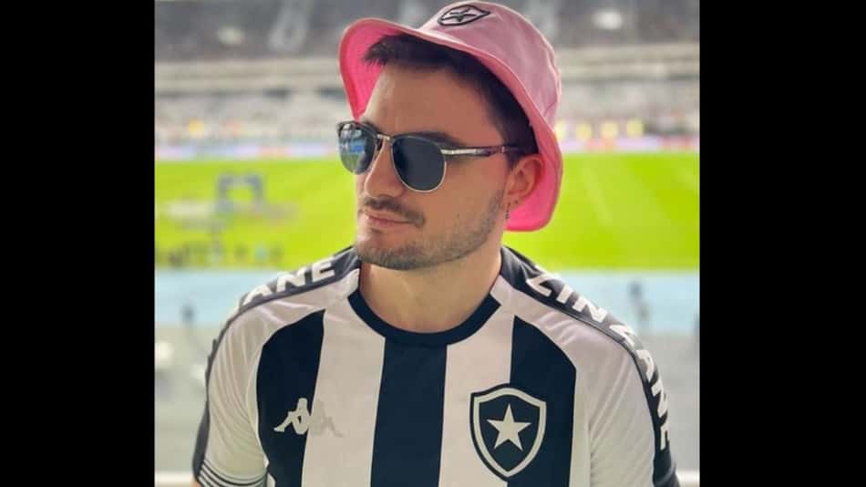 Felipe Neto pede figurinhas raras da Copa do Mundo: 'Quem quiser me vender, manda email'