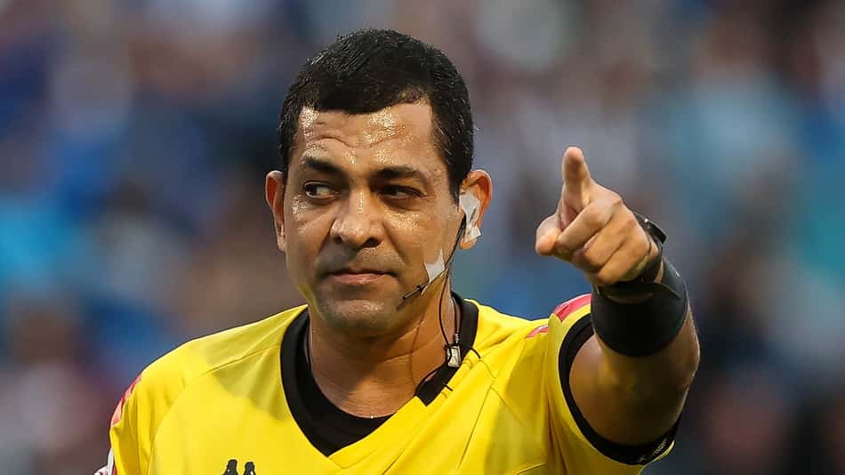 Wagner do Nascimento Magalhães é criticado por pênalti em Santos x Coritiba: 'Absurdo'