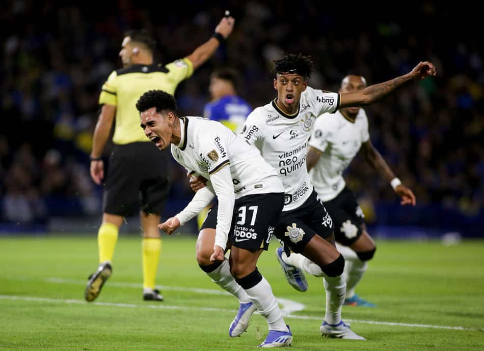 Corinthians tem dia decisivo para saber situação física de Du Queiroz